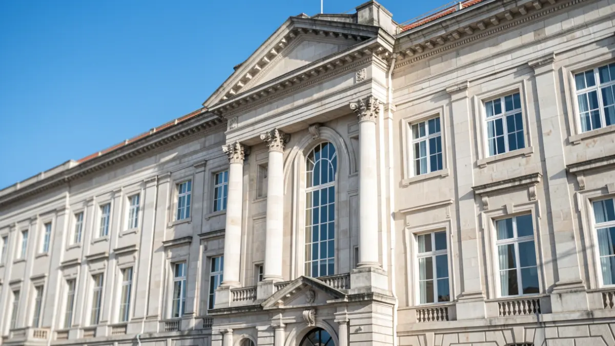 Fachada de un edificio universitario portugués con arquitectura clásica.