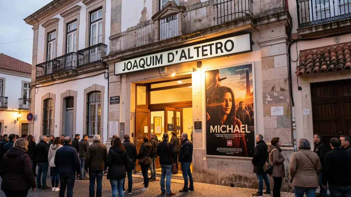 Fachada do Cinema-Teatro Joaquim d’Almeida em Montijo, com iluminação noturna.
