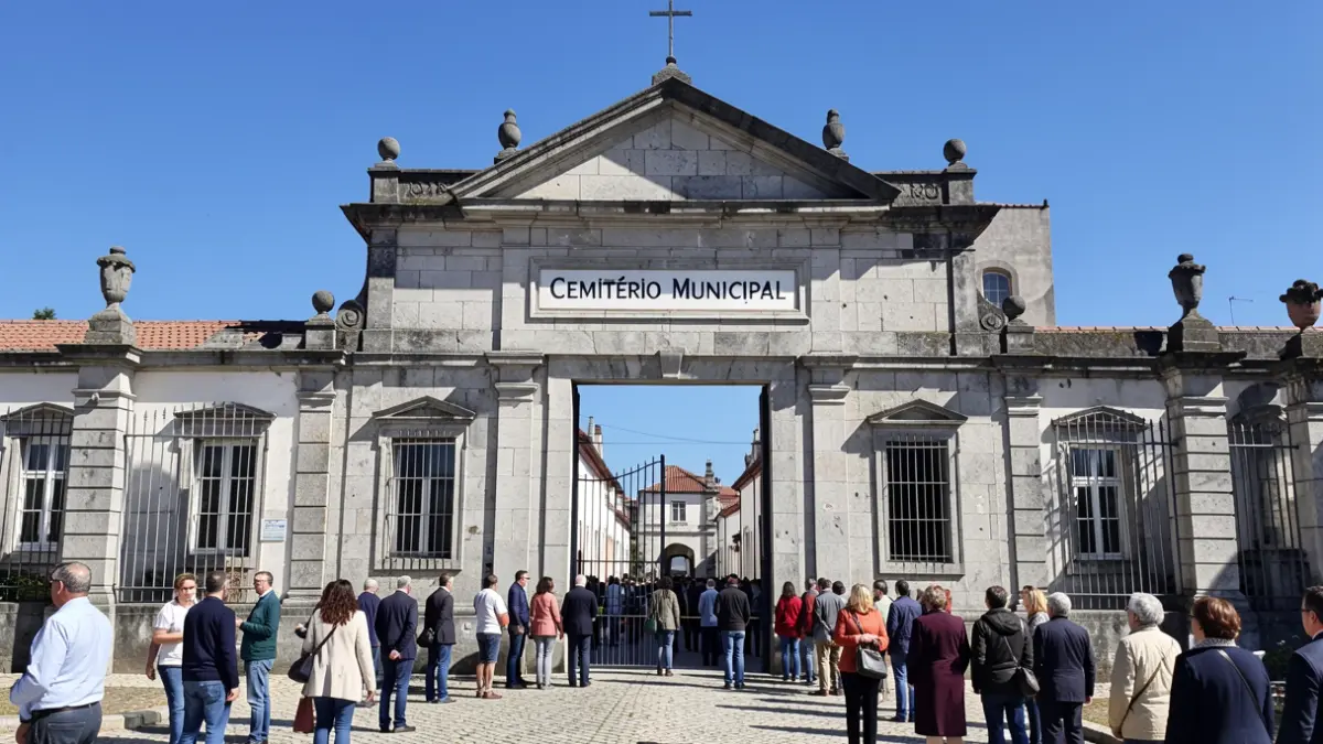 Imagem genérica do cemitério municipal de Mira com o portão de entrada.