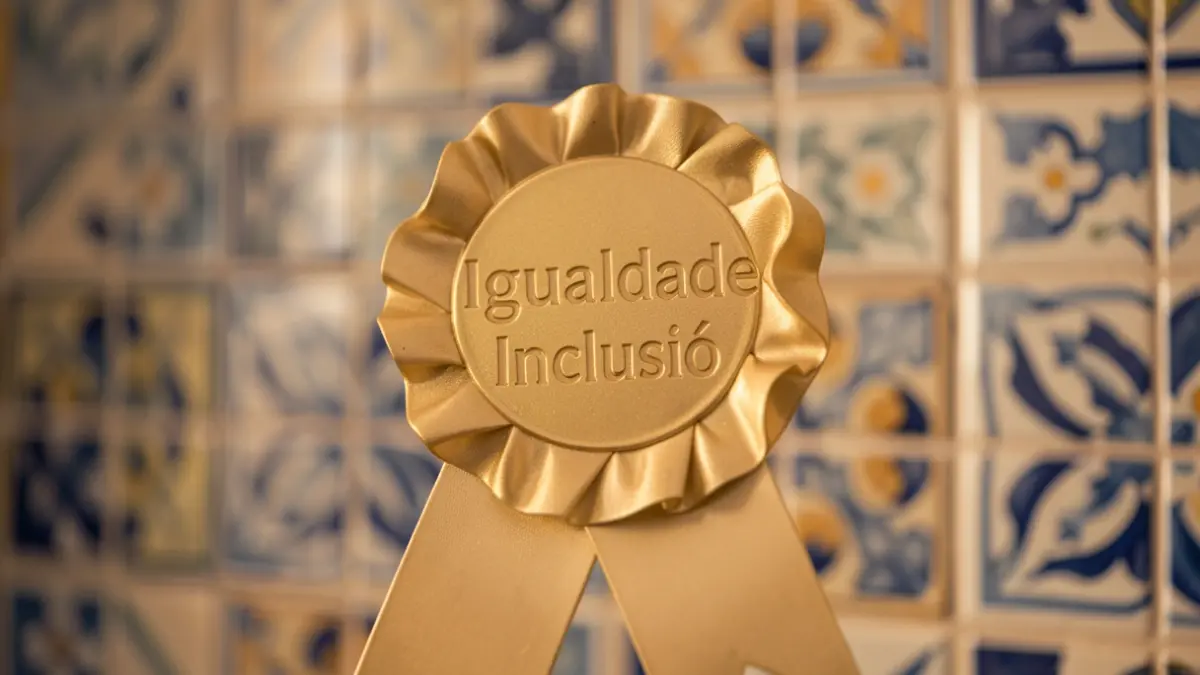 Imagem genérica: sobre um fundo de azulejos portugueses desfocados.