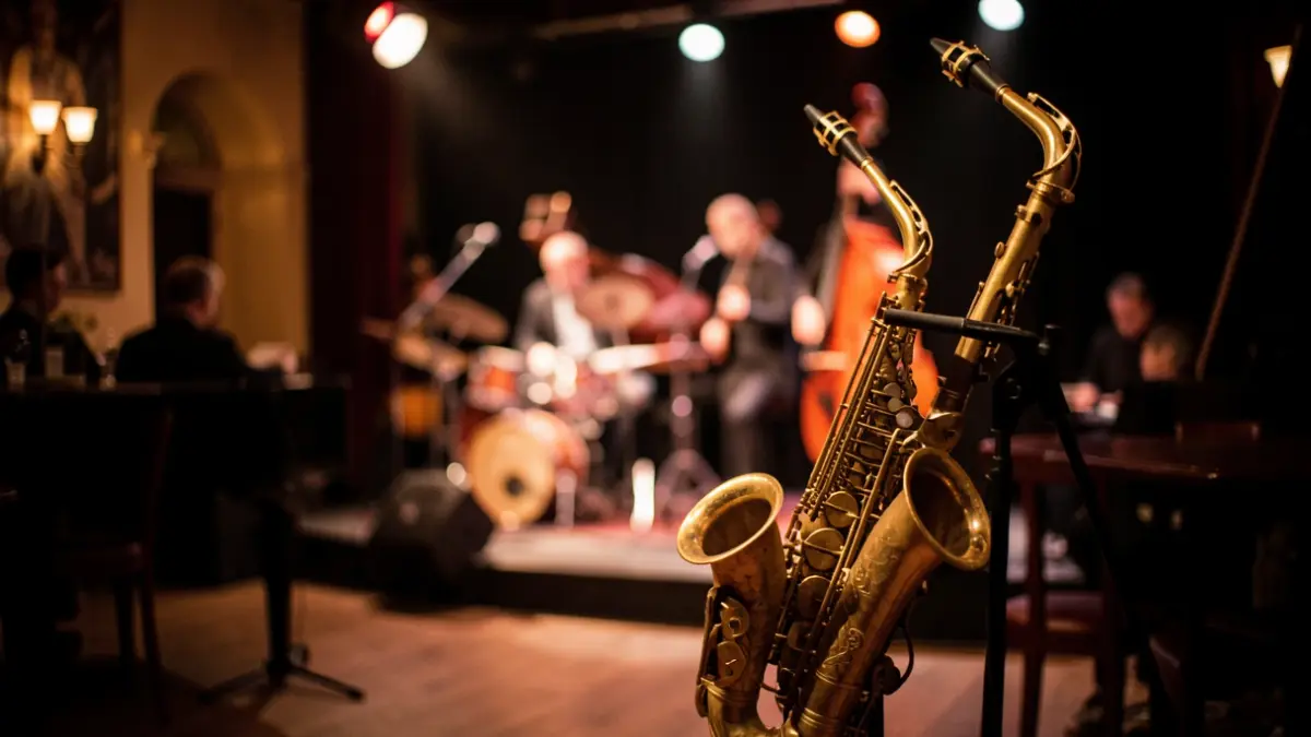 Imagem genérica de um saxofone num palco de jazz com músicos desfocados ao fundo.