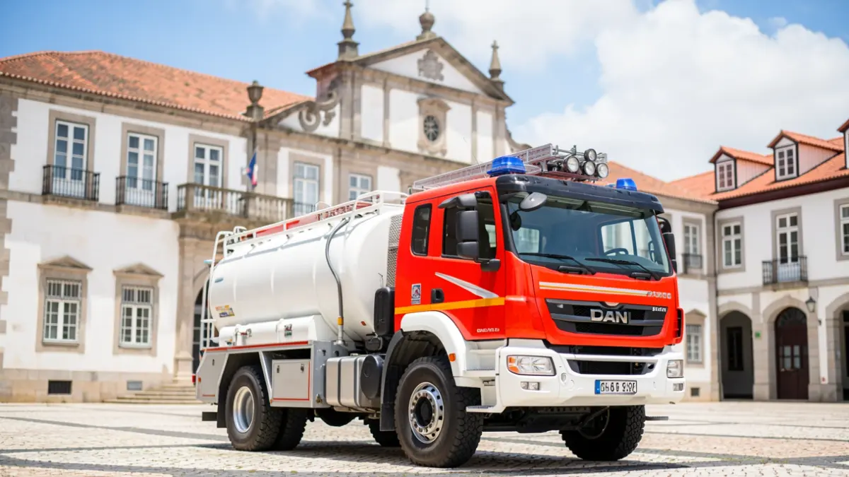 Imagem genérica de um camião de bombeiros moderno em frente a um edifício municipal português.