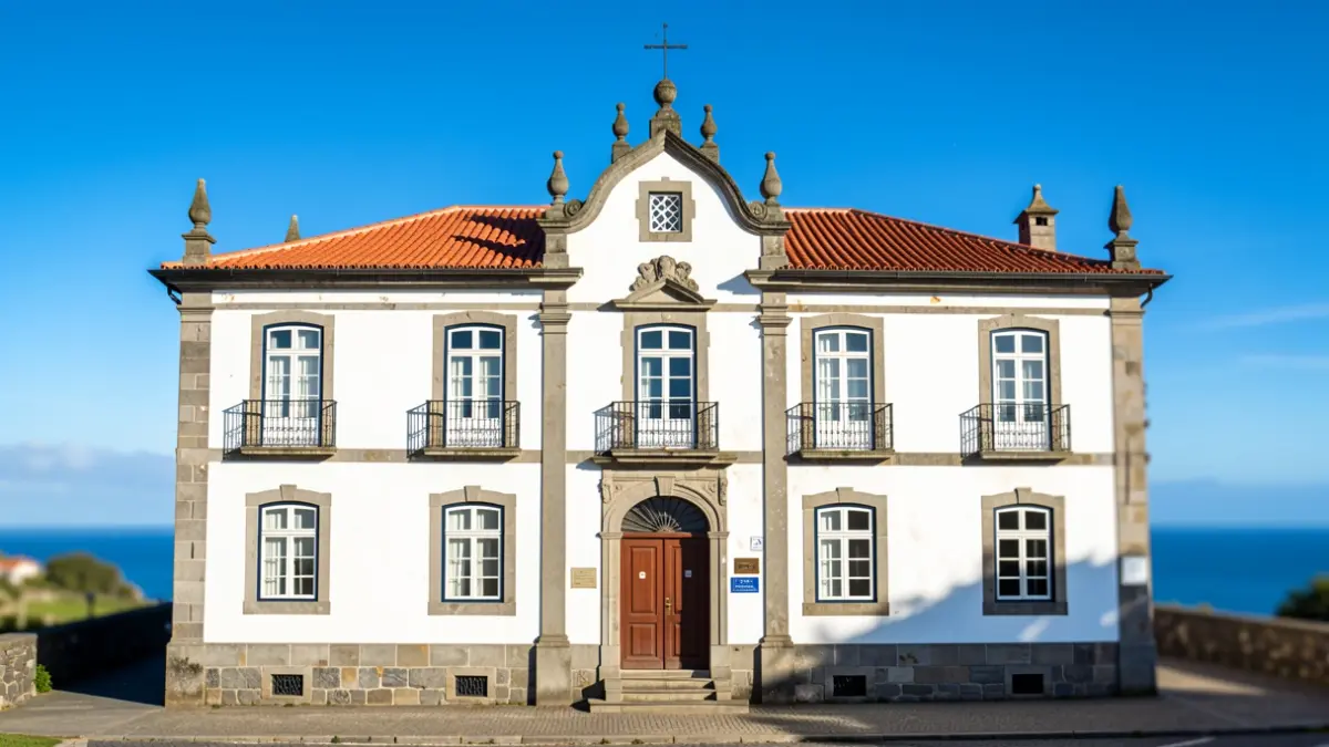 Fachada del Ayuntamiento de Velas en las Azores, Portugal, con arquitectura tradicional portuguesa.