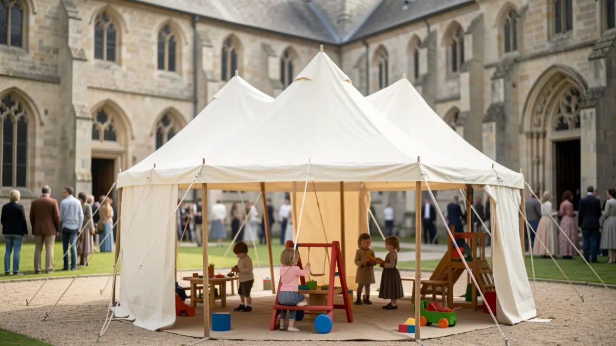 Imagem genérica de uma tenda instalada num pátio exterior de um convento histórico, com detalhes arquitetónicos desfocados ao fundo.