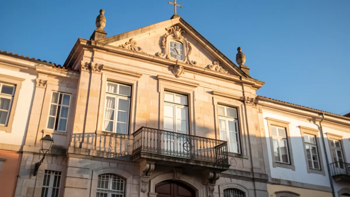 Fachada de um edifício municipal em Nisa, Portugal, com detalhes arquitetónicos tradicionais.