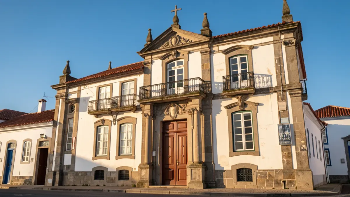 Imagem genérica: com detalhes arquitetónicos tradicionais.