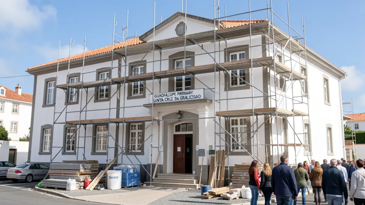Image of the Guadalupe Primary School in Santa Cruz da Graciosa, Azores, with renovation and expansion works underway.