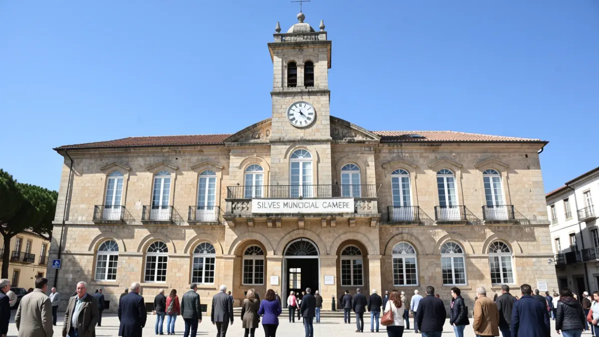 Fachada do edifício da Câmara Municipal de Silves, um edifício histórico de pedra com uma torre de relógio proeminente.