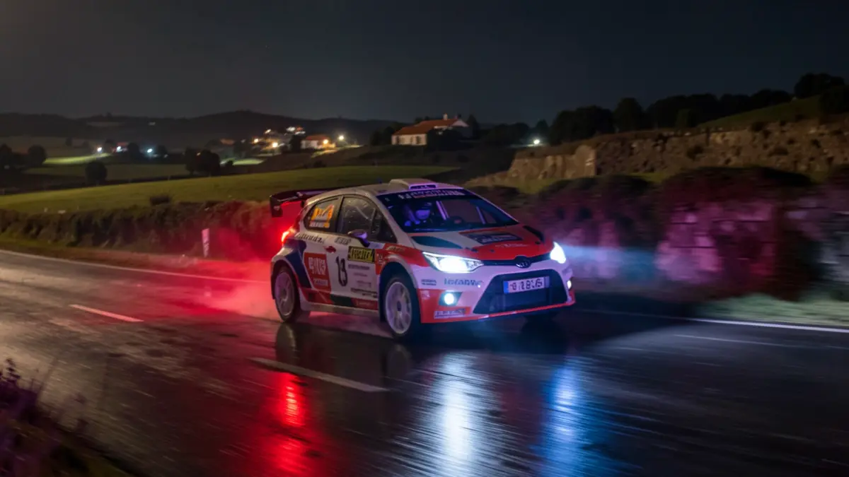 Imagen genérica de un coche de rally a alta velocidad en una carretera mojada por la noche, con luces de emergencia desenfocadas.
