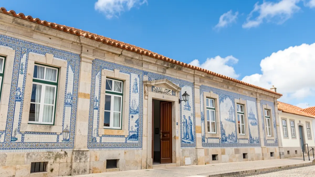 Fachada do Museu Marítimo de Ílhavo, um edifício histórico com azulejos portugueses.