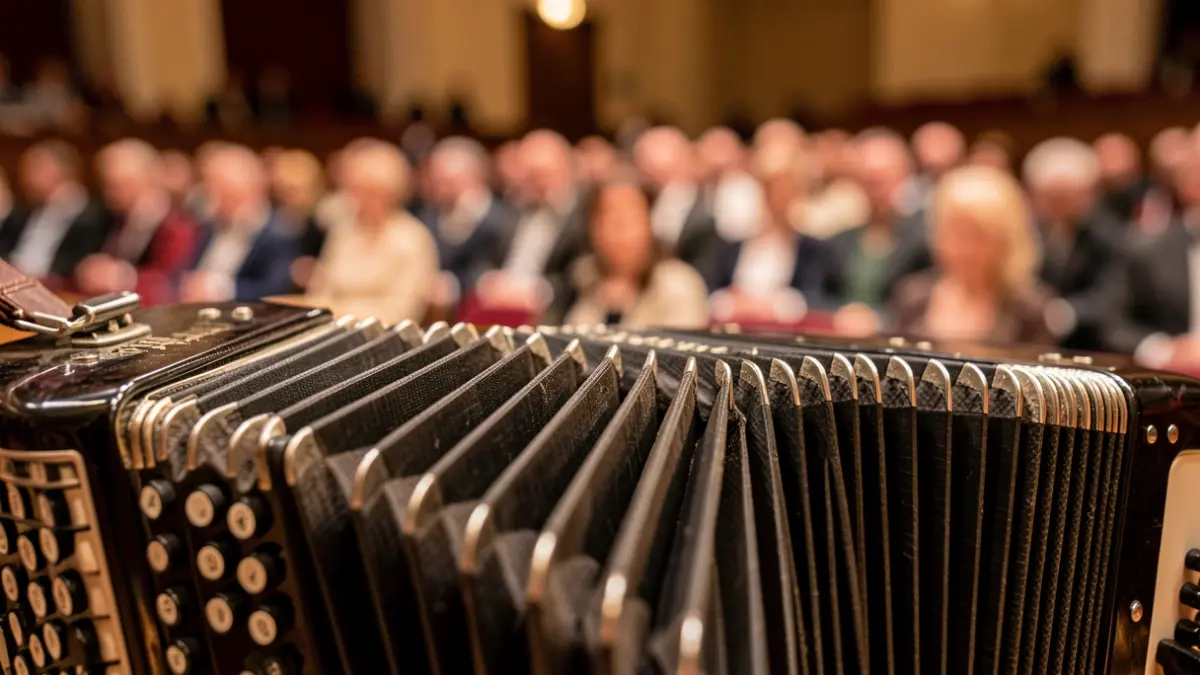 Imagem genérica de um acordeão em destaque, com foco nos foles e teclas, em ambiente de concerto.