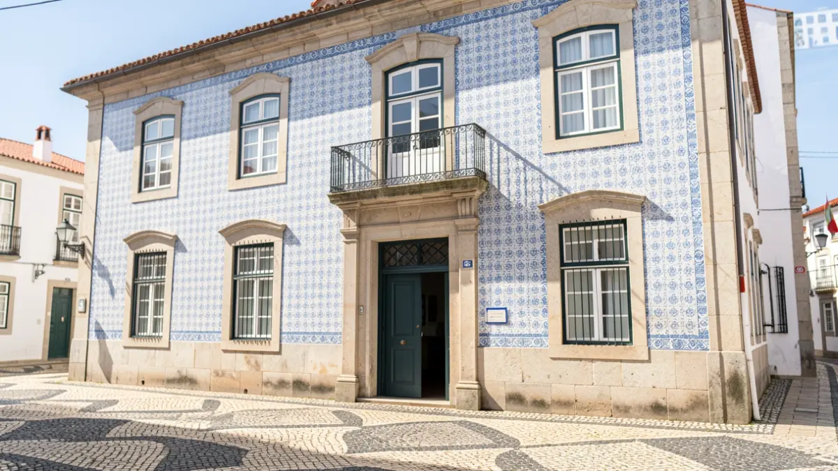 Imagem genérica da fachada de um edifício de junta de freguesia em Portugal, com arquitetura tradicional.