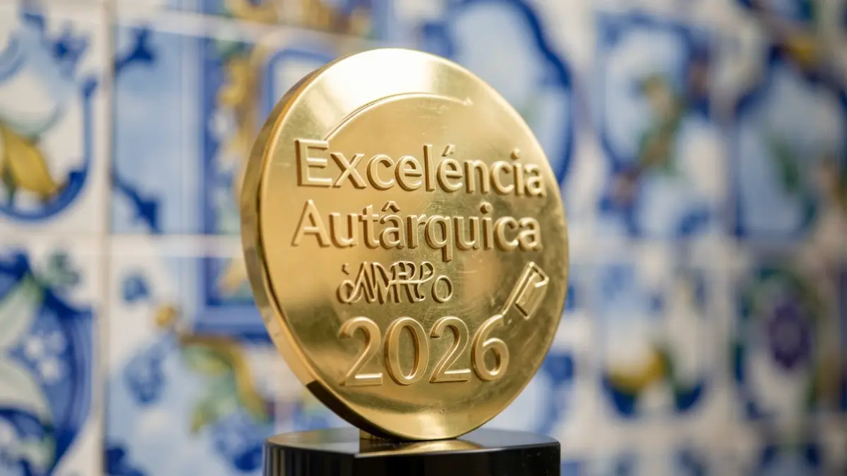 Prémio de Excelência Autárquica 2026 com azulejos portugueses ao fundo.