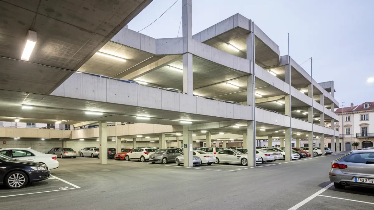 Imagem genérica de um parque de estacionamento moderno em Portugal.