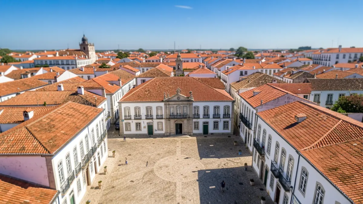 Imagem genérica de um centro urbano português com edifícios administrativos e ruas de calçada.