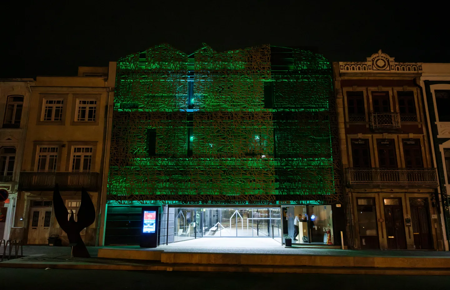 Centro de Atendimento Municipal ilumina-se de verde no Dia Internacional da Síndrome de Phelan-McDermid