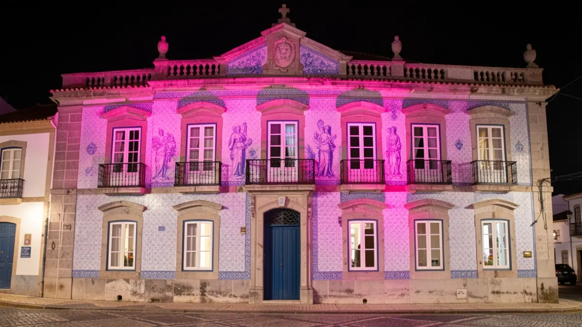 Centro Cultural da Ilha Graciosa iluminado de rosa para a campanha Outubro Rosa.