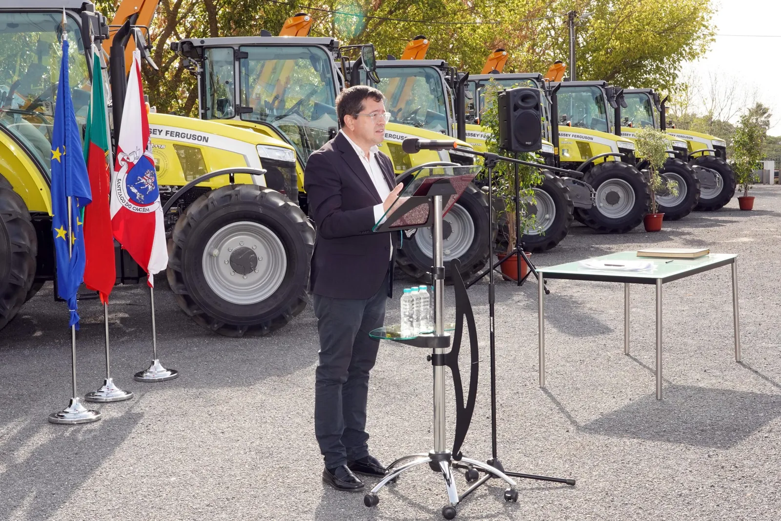 entrega de tratores a 12 municípios do Alentejo