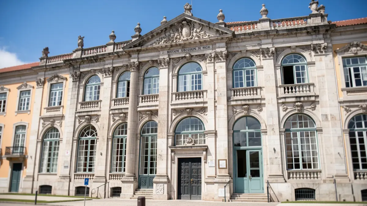 Facade of the Instituto Superior Técnico building in Lisbon, Portugal, with institutional architecture.